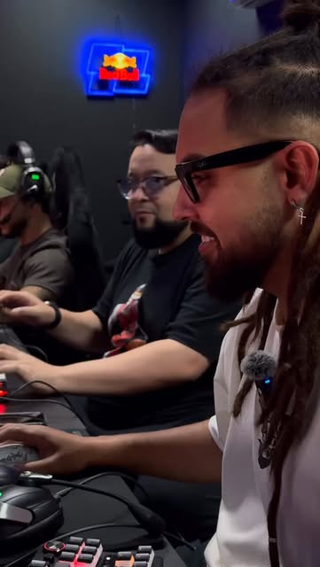 vinAo sorrindo numa bancada de jogadores na Circuit X