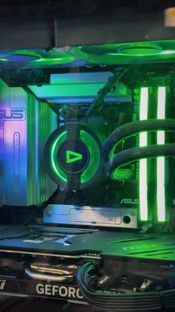 Interior de um PC da LOUD com water cooler iluminado de verde