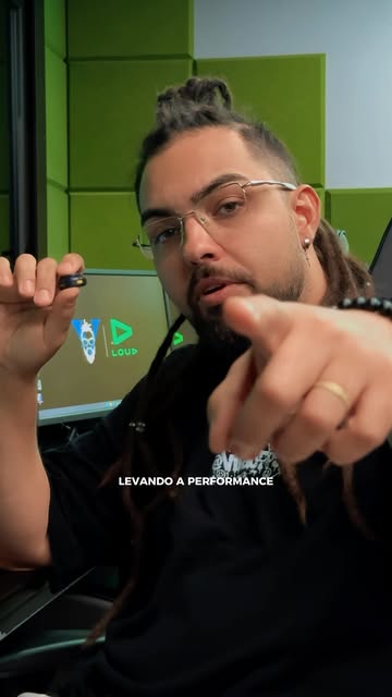 vinAo apontando para a câmera no estúdio, com o logo da LOUD na tela