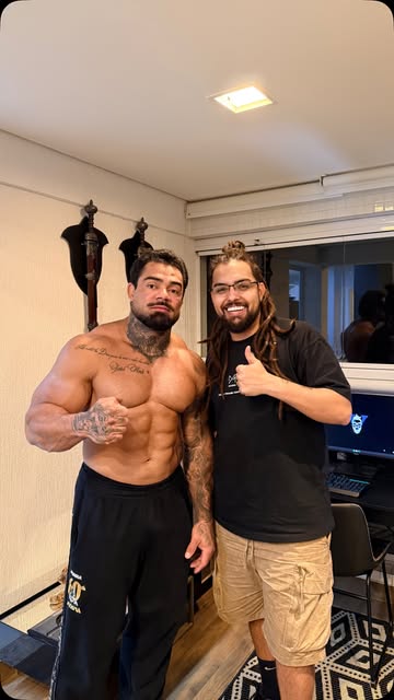 vinAo fazendo joinha ao lado do pro Bruno Santos, no setup novo