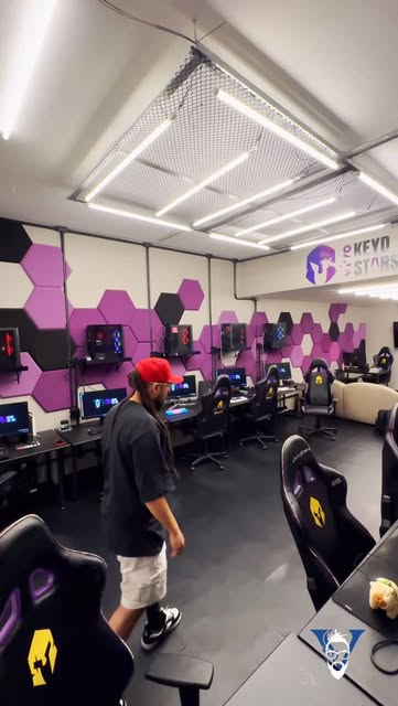 vinAo na gaming house da Vivo Keyd Stars, com a fileira de PCs
